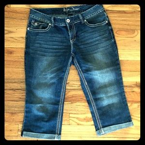 Capri jeans with detailed pocket